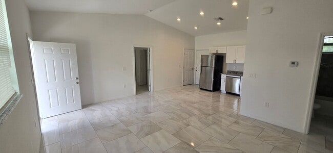 Building Photo - GREAT SW LEHIGH LOCATION-THREE BEDROOM -2 ...