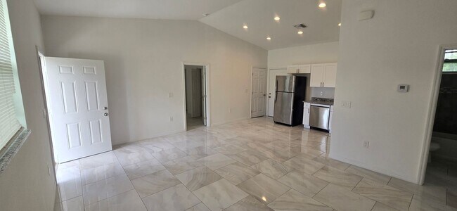 Foto del edificio - GREAT SW LEHIGH LOCATION-THREE BEDROOM -2 BATH-MOVE IN READY