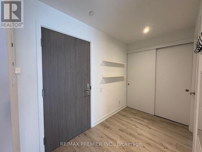 Building Photo - 161 Roehampton Ave
