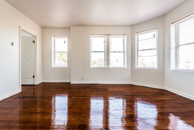 Foto del edificio - 7701 S Stewart Ave
