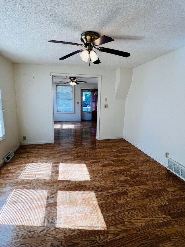 Foto del edificio - 236 W 10th St