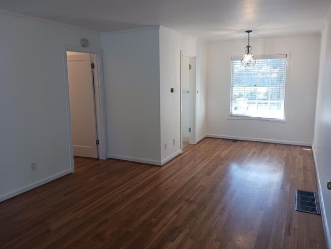 Interior Photo - Broadmoor Manor