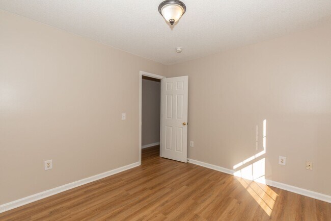 Building Photo - 3 bed/2 bath Single Family Home in Martins...