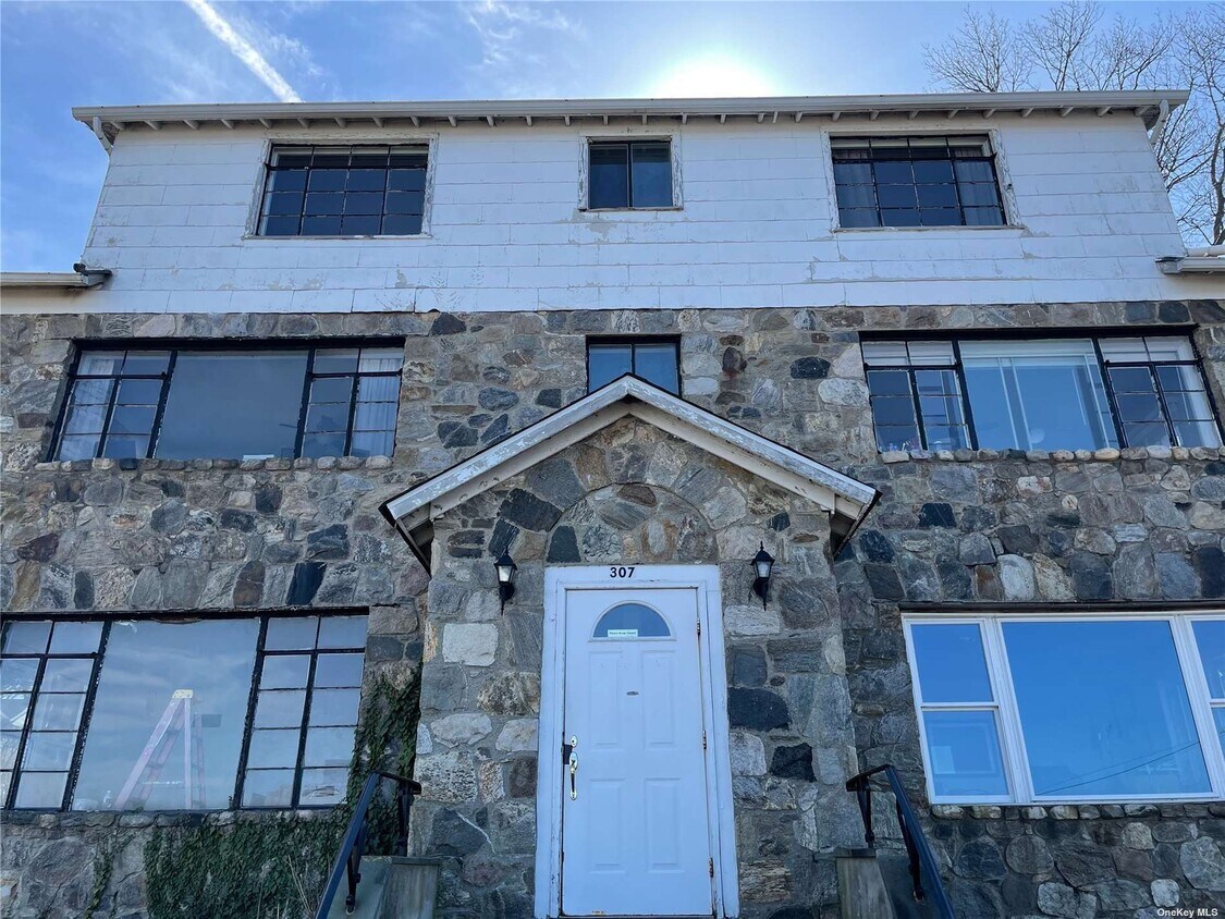 Building Photo - 307 W Shore Rd