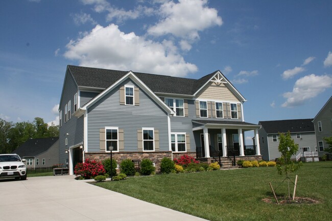 Building Photo - Large 4 bedroom home