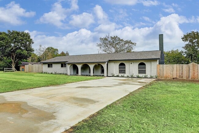 Building Photo - 707 Shirleen Dr