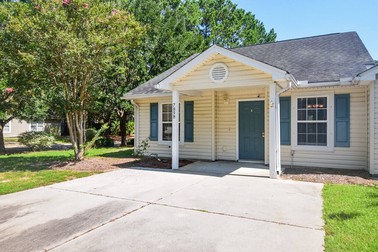 Foto principal - 7898 Montview Rd