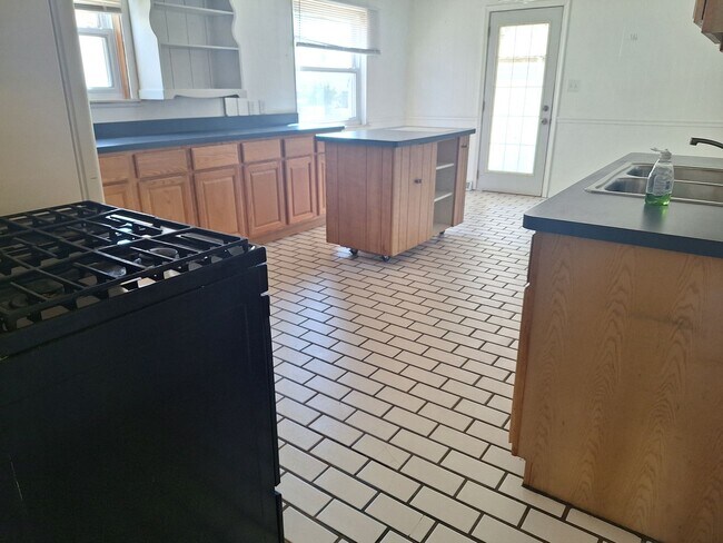 Building Photo - Charming 3 bedroom bungalow freshly updated