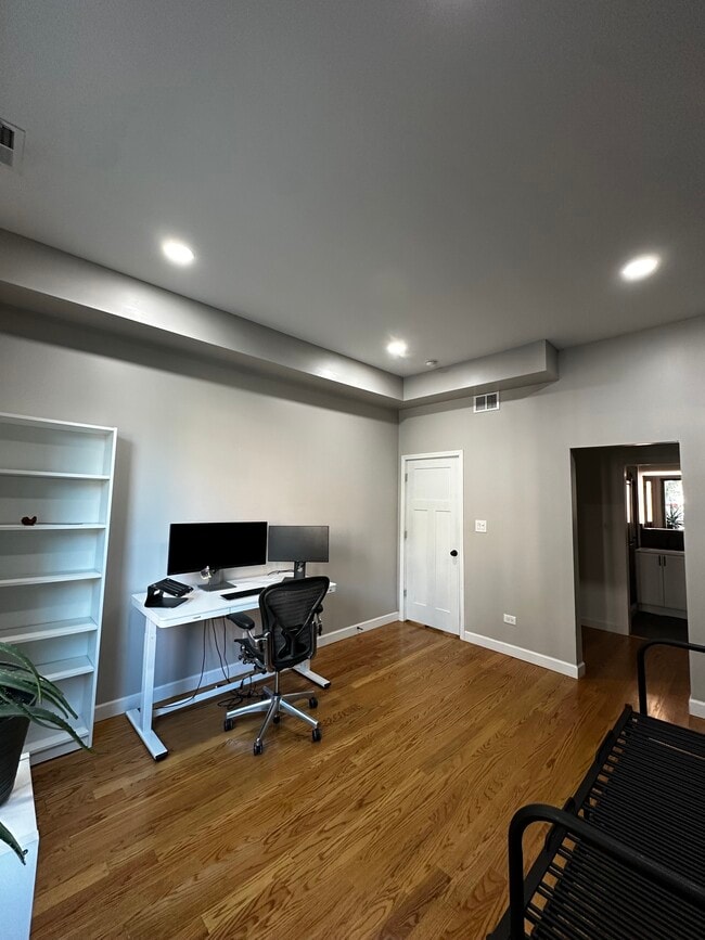 Main room (King size bed) - 1908 S May St