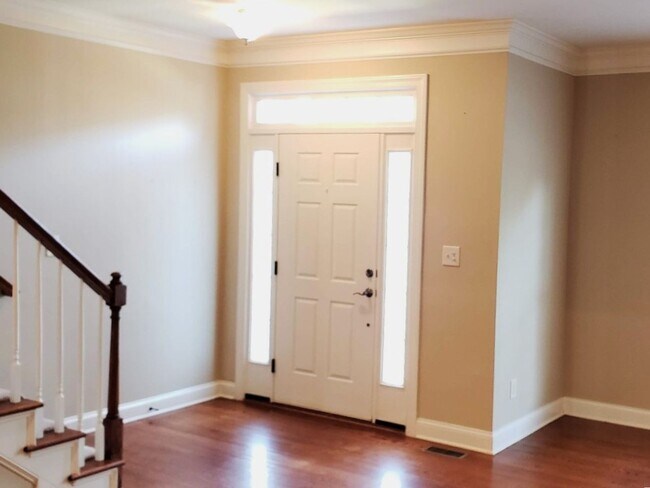 Foto del edificio - Coming Soon! Location! Location! Beautiful townhouse in a quiet neighborhood in West Cary off of ...