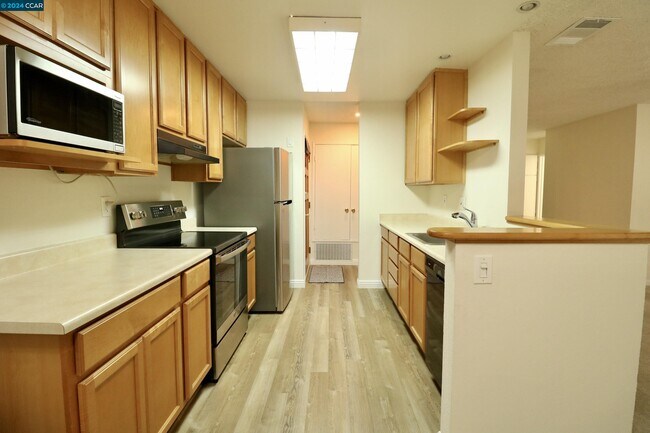 Building Photo - 456 Holiday Hills Dr