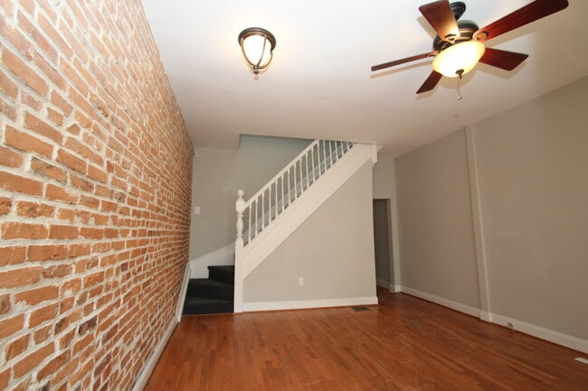 Building Photo - Updated & Lovely Harwood 3bd/1ba rowhome w...