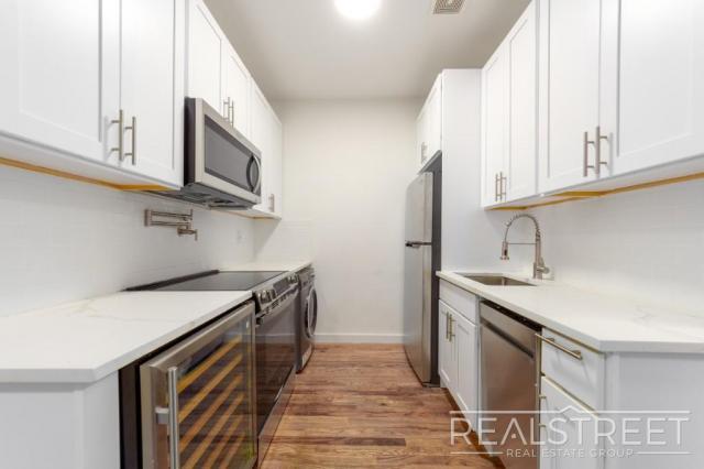 Foto del edificio - 3 bedroom in BROOKLYN NY 11221