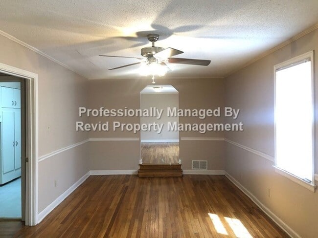 Building Photo - Rare Vacancy! Well Cared for 3 Bed with HU...