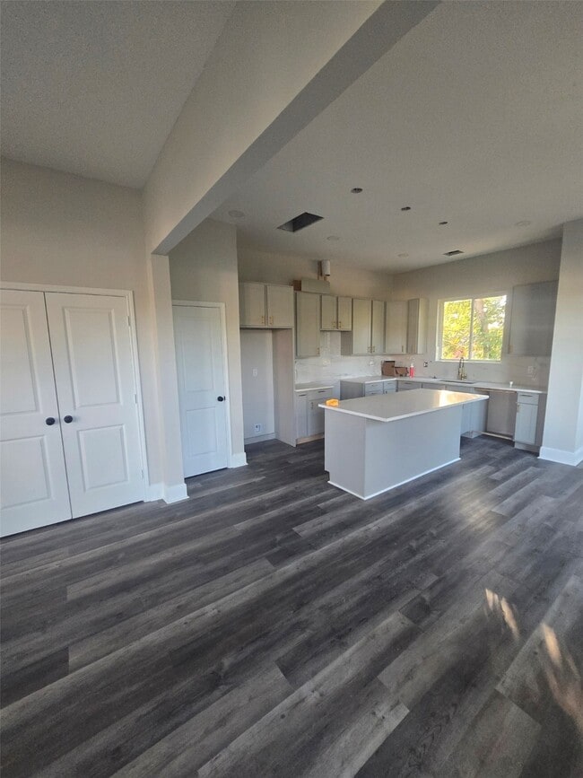 Building Photo - 2207 Des Chaumes St