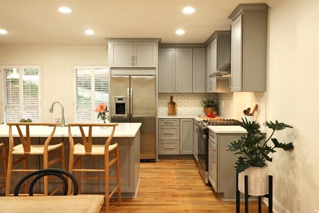Building Photo - 810 Starlight Dr NE