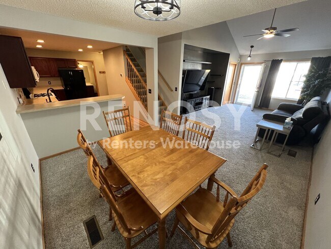 Building Photo - Available August 1 - huge townhome 2 bedroom 2 bath townhome in Shakopee!