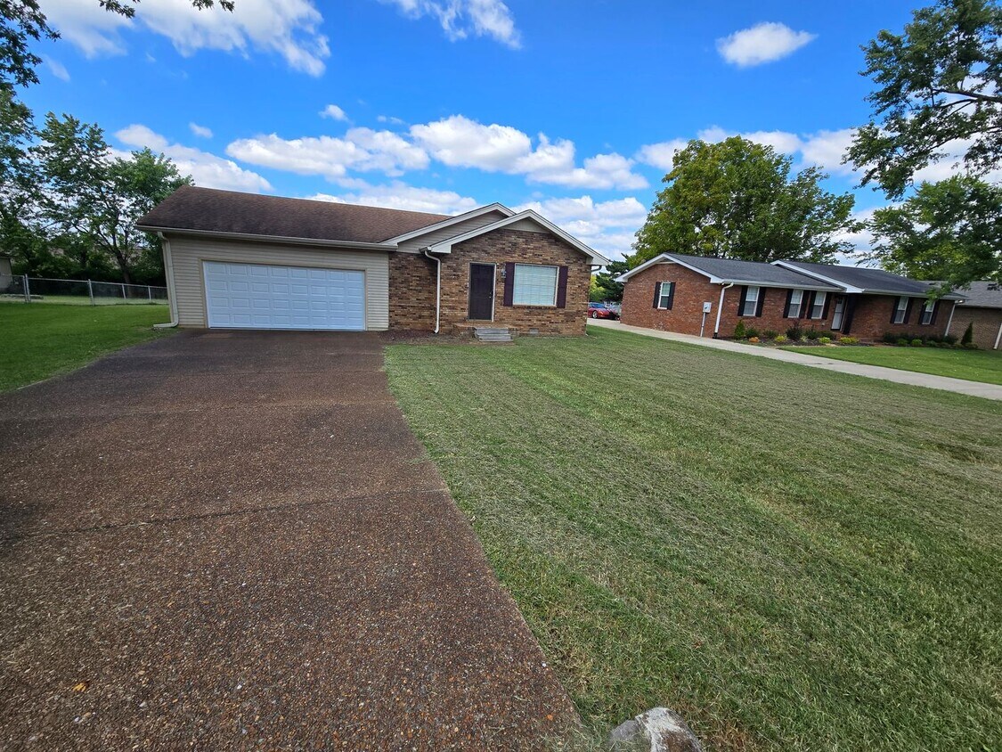 Primary Photo - 3/2 One Level Home w/ Spacious, Level Lot!