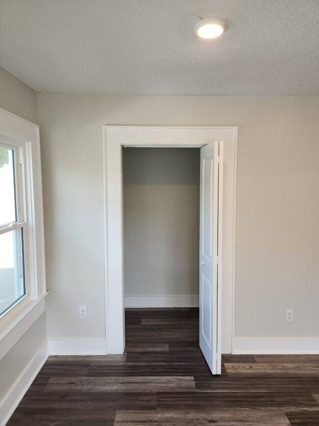 Building Photo - 3 bedroom house for rent- Available Now