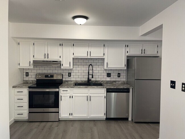 Building Photo - 3 bedroom, 1.5 bath Townhouse