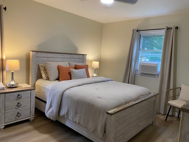 Queen size Bed - 18 Prospect St