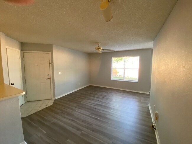 Foto del edificio - Just Reduced!! Charming 1/1  with water in...