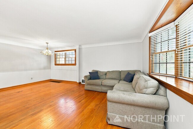 Foto del edificio - 3881 Matson Ave