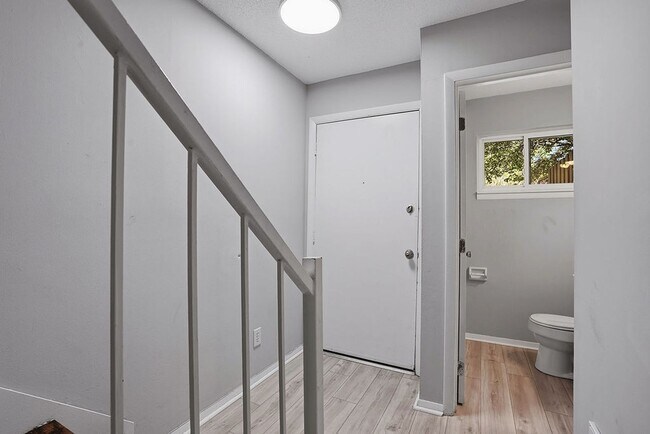 Foto del edificio - MINUTES to UNC!! 2 Bed 2.5 Bath Townhome - FURNISHED!  $500 Move in Incentive!