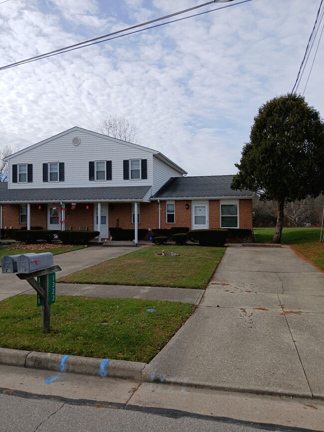 Building Photo - 1323 Spring Village Dr