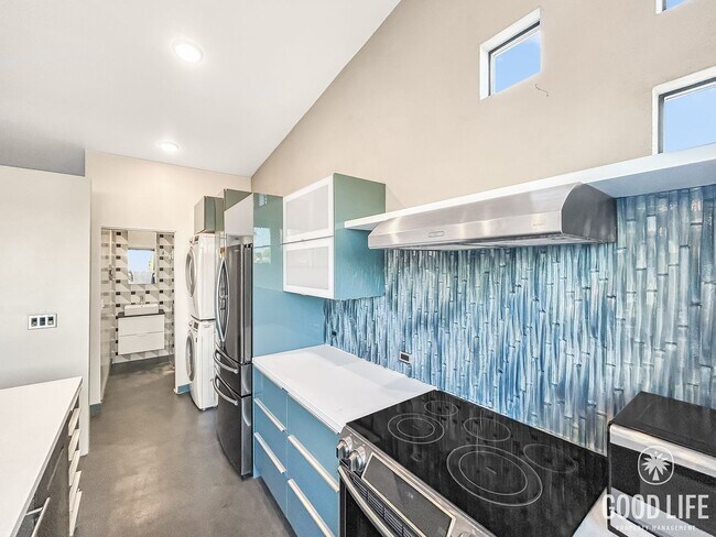 Foto del edificio - Stunning 2B/1BA Upgraded House w/ High Ceilings, Yard, W/D & A/C in South Park!