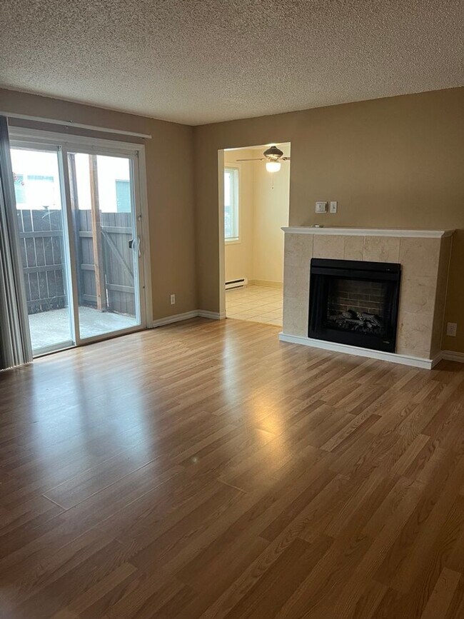 Foto del edificio - 2 Bed • 1 Bath Downstairs Unit