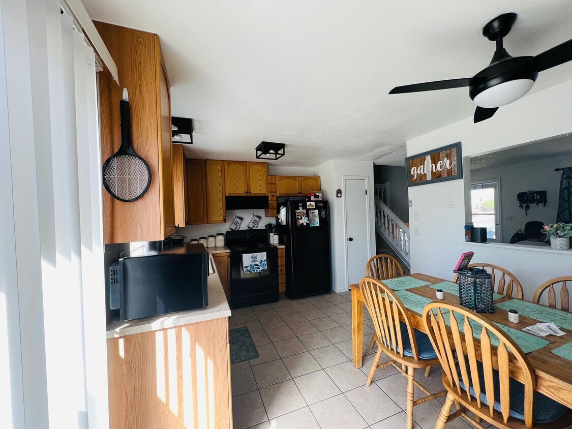 Foto principal - Showings start on 7/10/25 - Great 3 BR 2 b...