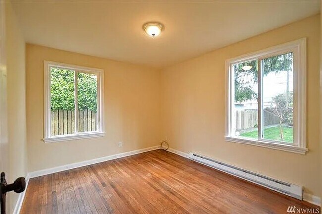 Foto del edificio - Charming Home with Large Yard Near EC Hugh...