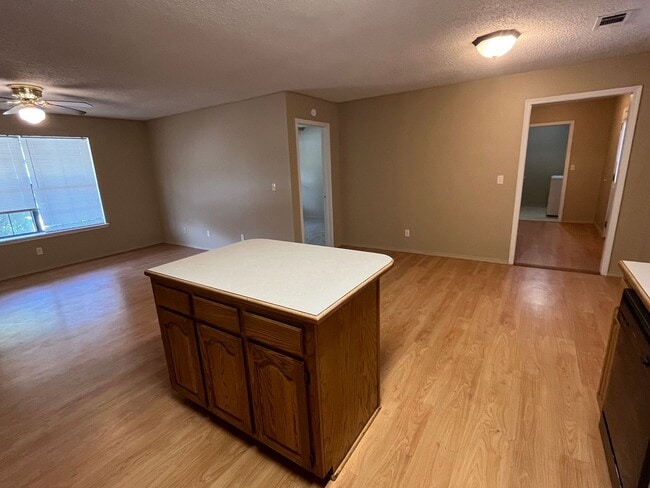 Building Photo - 406 Shadow Dr