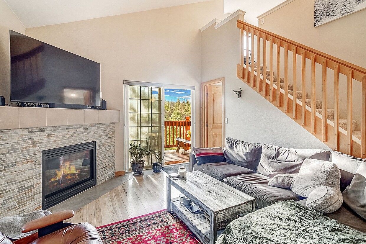 Primary Photo - Updated 3bed/3bath! Price improvement! Spr...