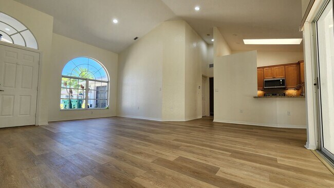 Foto del edificio - Fresh Paint, New Floors, and a Heated Pool...