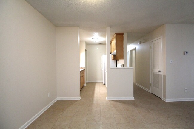 Building Photo - Charming 2-Bed, 1-Bath Unit in Pensacola m...