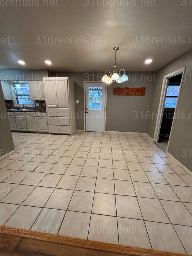 Foto del edificio - 3 bedroom 2 bathroom rental available NOW!