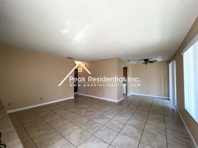 Foto del edificio - Spacious Elk Grove 2bd/2ba Triplex