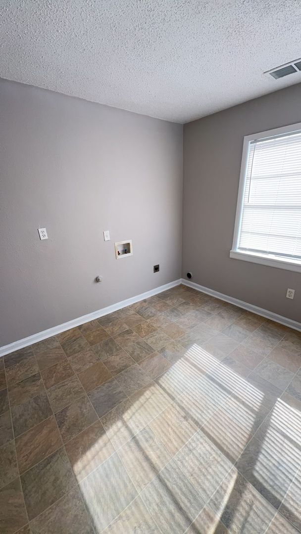 Building Photo - Charming 2 Bed / 1 Bath Home – Central HVAC – Memphis, TN