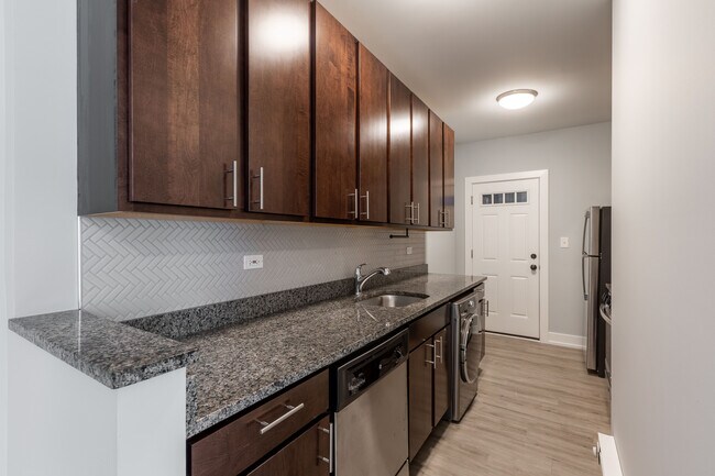 Building Photo - 705 W Brompton Ave