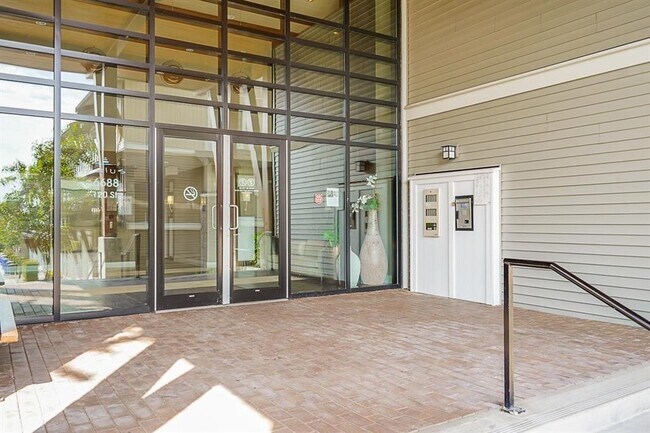 Photo du bâtiment - 2 Bed, 2 Bath Condo for Rent in West Newton!