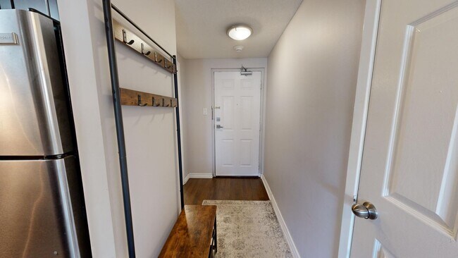 Photo du bâtiment - SPACIOUS 2 BEDROOM CONDO APARTMENT OFF RIC...