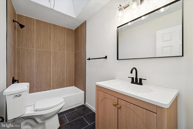 Foto del edificio - 247 Coverly Rd