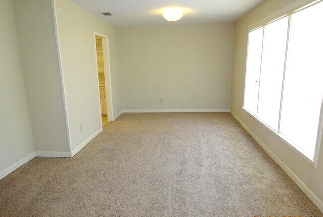 Foto del edificio - Lovely House Located Minutes From Elementa...