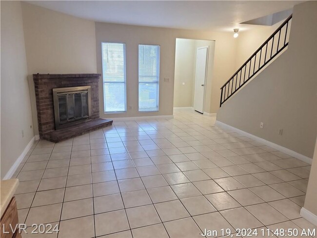 Building Photo - HENDERSON TOWNHOME!