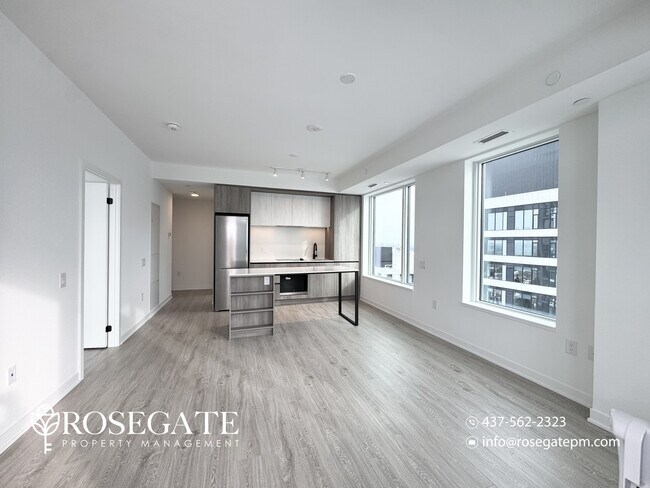 Photo du bâtiment - Pet-Friendly 2-Bedroom Corner Condo with Internet, Balcony & Parking in Mississauga