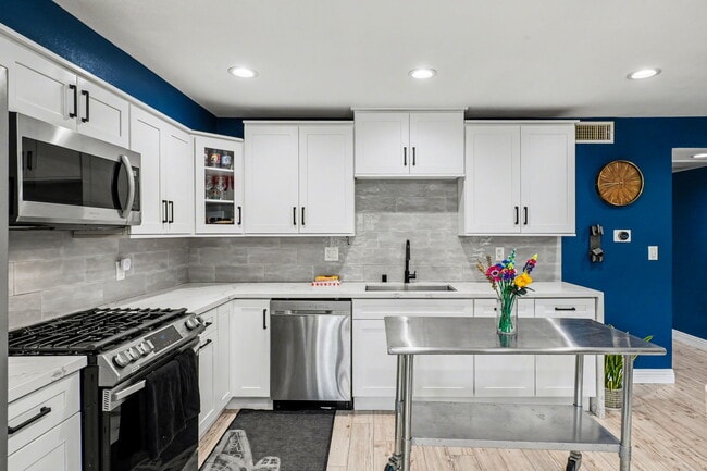 Foto del edificio - 2700 Cahuenga Blvd E