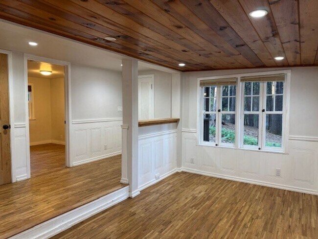 Building Photo - 14138 Edgewood Dr