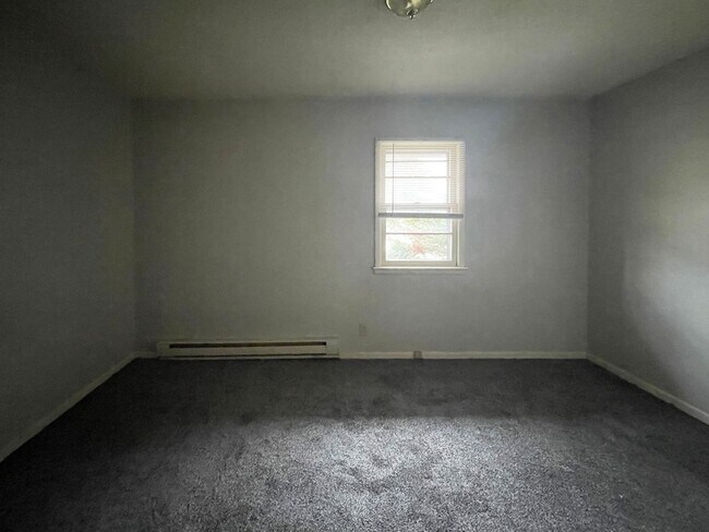 Foto del edificio - NOW LEASING! Fenced Yard